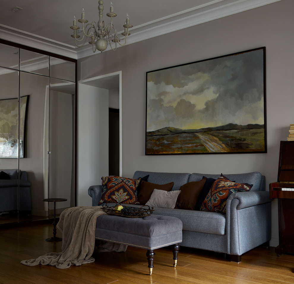 Example of a transitional living room design in Moscow