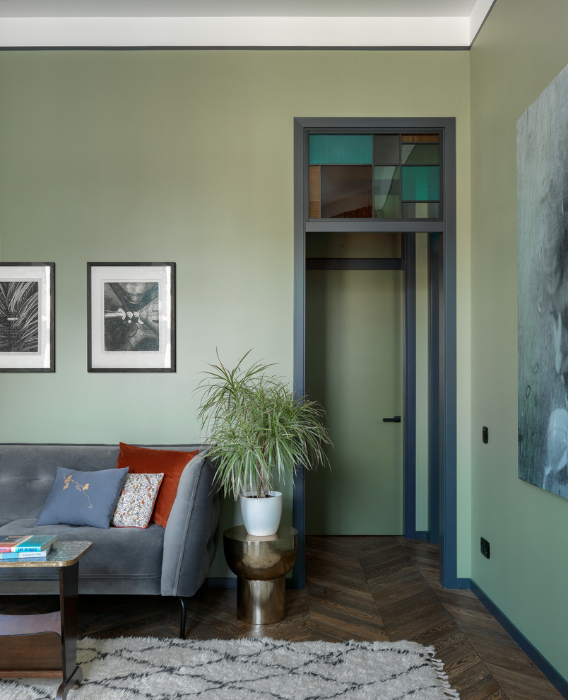 Ejemplo de salón cerrado bohemio con paredes verdes, suelo de madera en tonos medios y suelo marrón