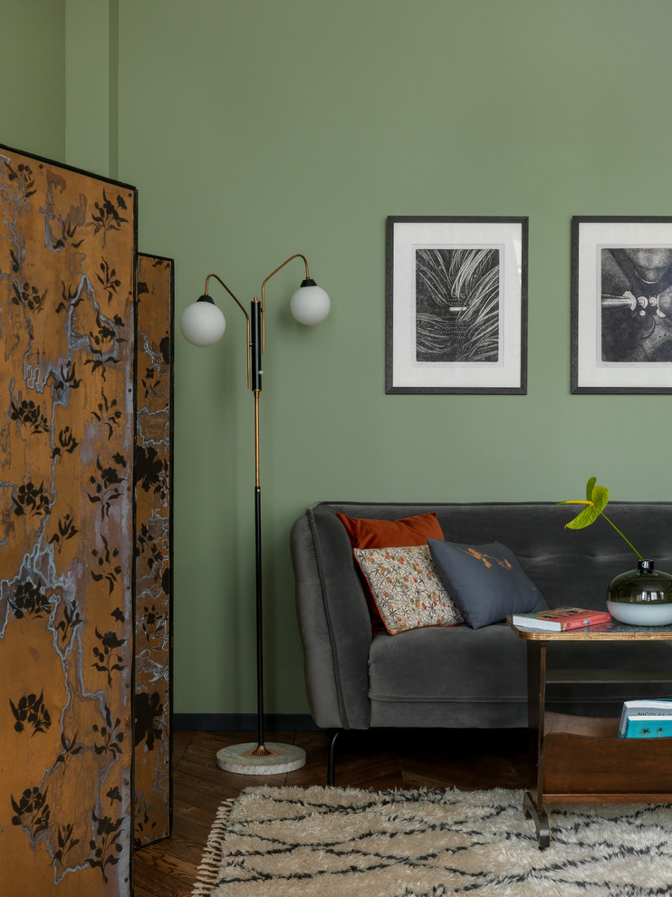 Immagine di un soggiorno boho chic di medie dimensioni e chiuso con pareti verdi, pavimento in legno massello medio, pavimento marrone e sala formale