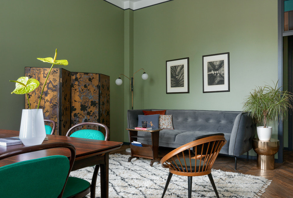 Diseño de salón para visitas abierto ecléctico con paredes verdes, suelo de madera en tonos medios y suelo marrón