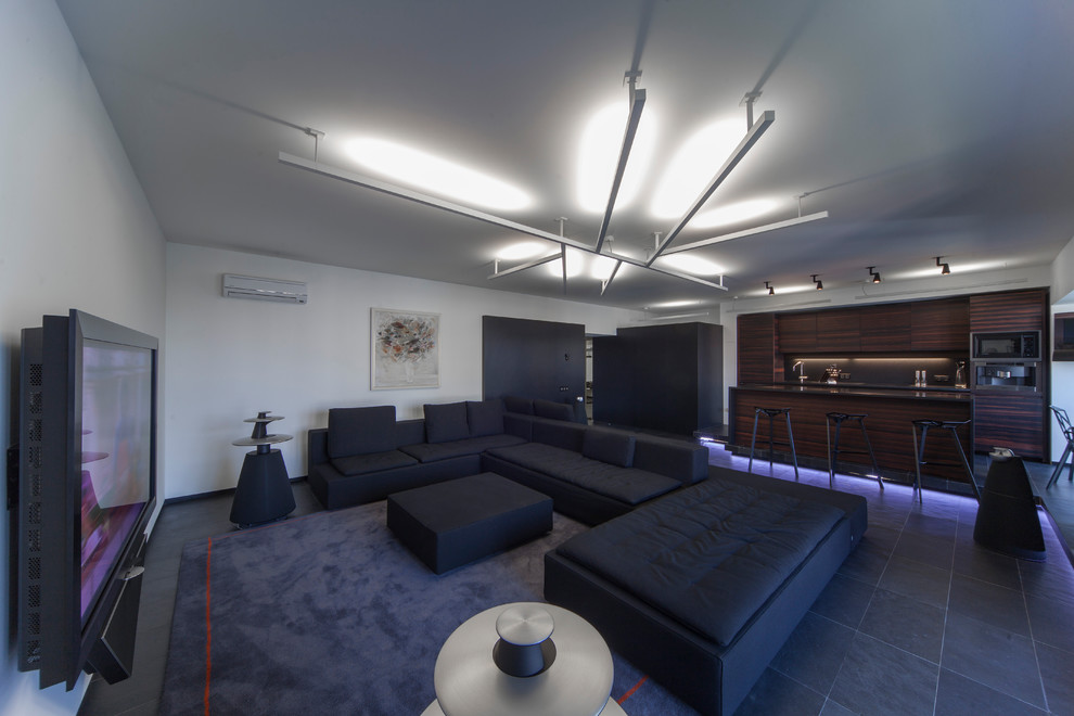 Exemple d'un salon tendance de taille moyenne et ouvert avec un sol en ardoise, un téléviseur fixé au mur, un sol noir et un mur blanc.