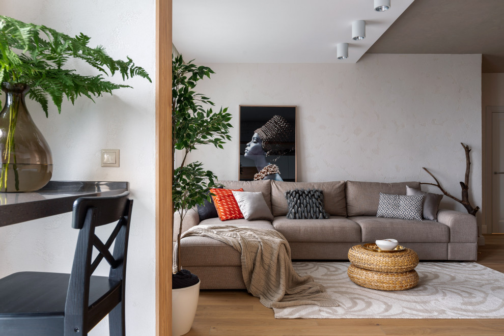 Свежая идея для дизайна: объединенная гостиная комната среднего размера в современном стиле с светлым паркетным полом и телевизором на стене - отличное фото интерьера