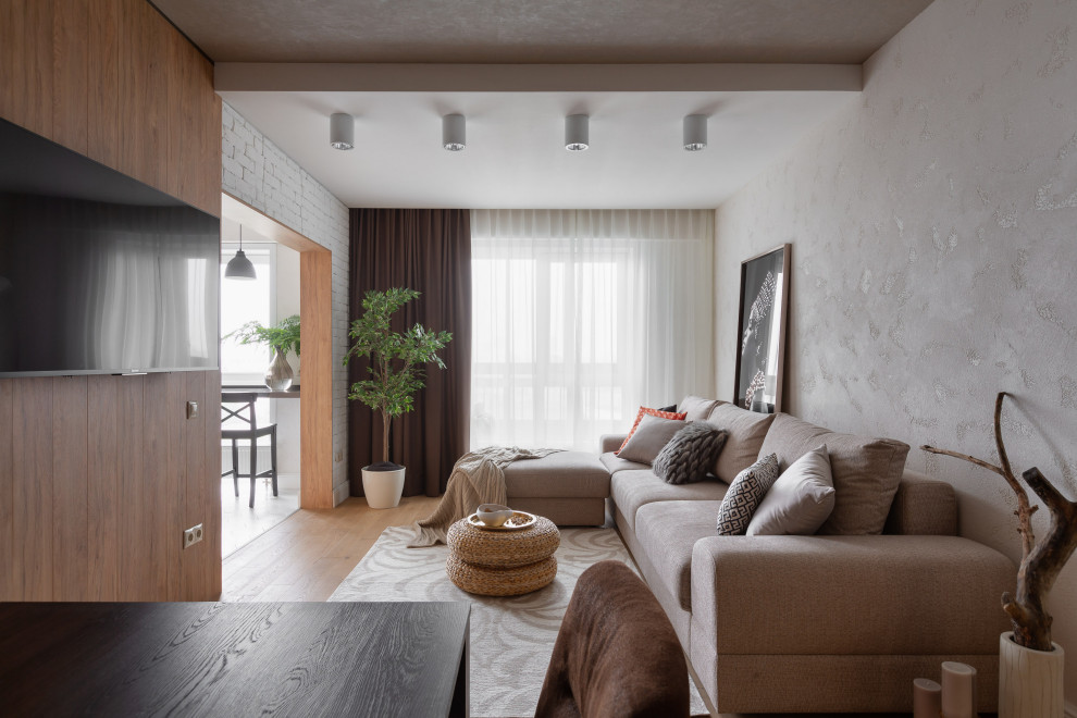 Пример оригинального дизайна: гостиная комната среднего размера в современном стиле с светлым паркетным полом и телевизором на стене