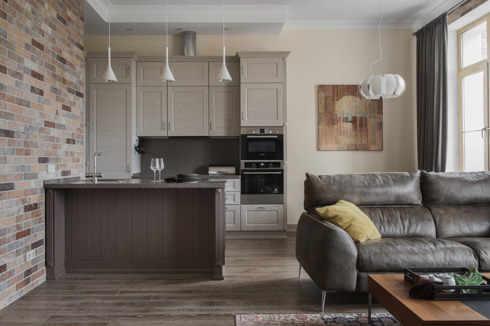 Modelo de salón para visitas tipo loft contemporáneo de tamaño medio con paredes beige, suelo de madera en tonos medios, televisor independiente y suelo marrón