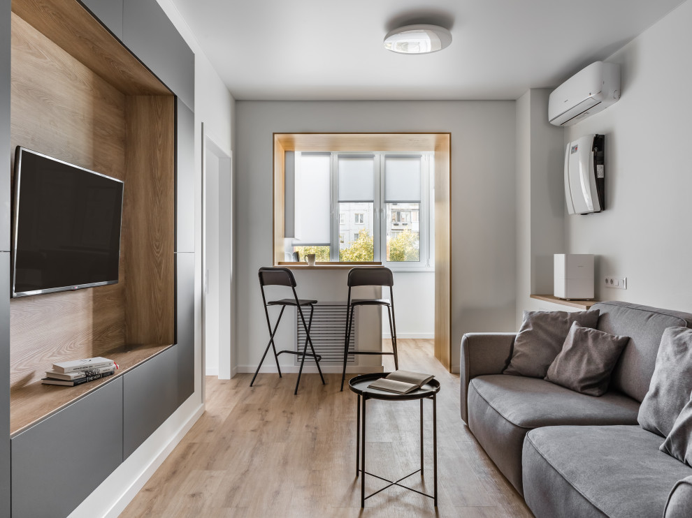 Idee per un soggiorno design di medie dimensioni e chiuso con pareti bianche, TV a parete e pavimento beige