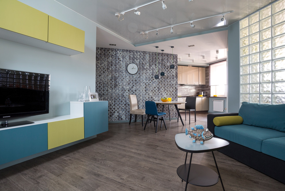 Aménagement d'un salon contemporain avec une salle de réception, un sol en bois brun, un téléviseur indépendant et un mur bleu.