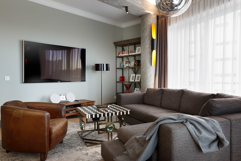 Inredning av ett modernt vardagsrum, med ett finrum, grå väggar och en väggmonterad TV