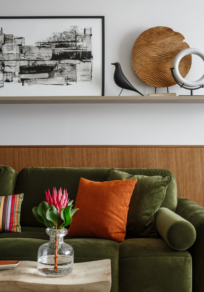 Imagen de salón abierto actual de tamaño medio con paredes beige, suelo de madera en tonos medios y suelo beige