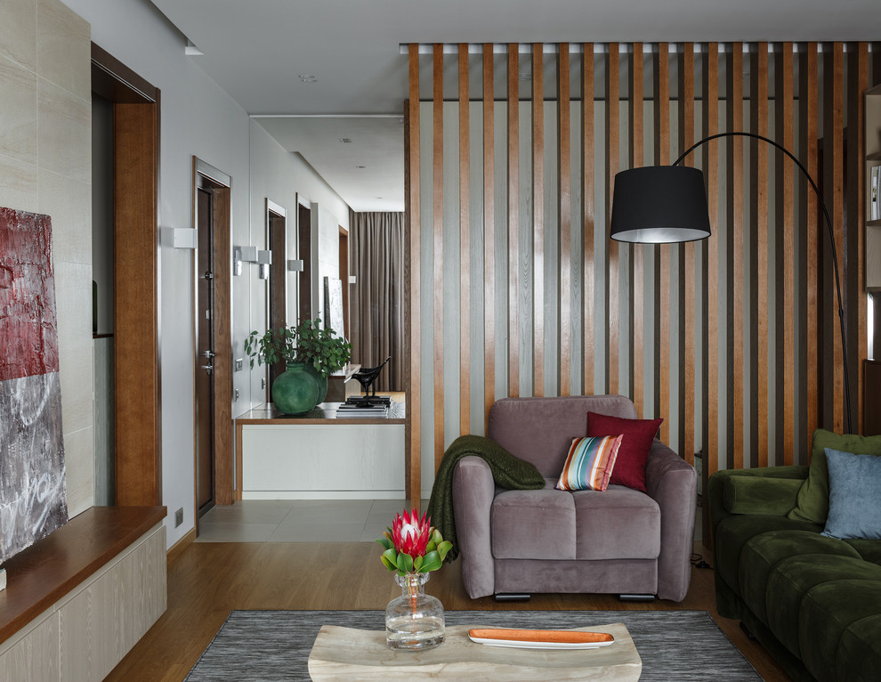 Свежая идея для дизайна: гостиная комната среднего размера в современном стиле с бежевыми стенами, пробковым полом и бежевым полом - отличное фото интерьера