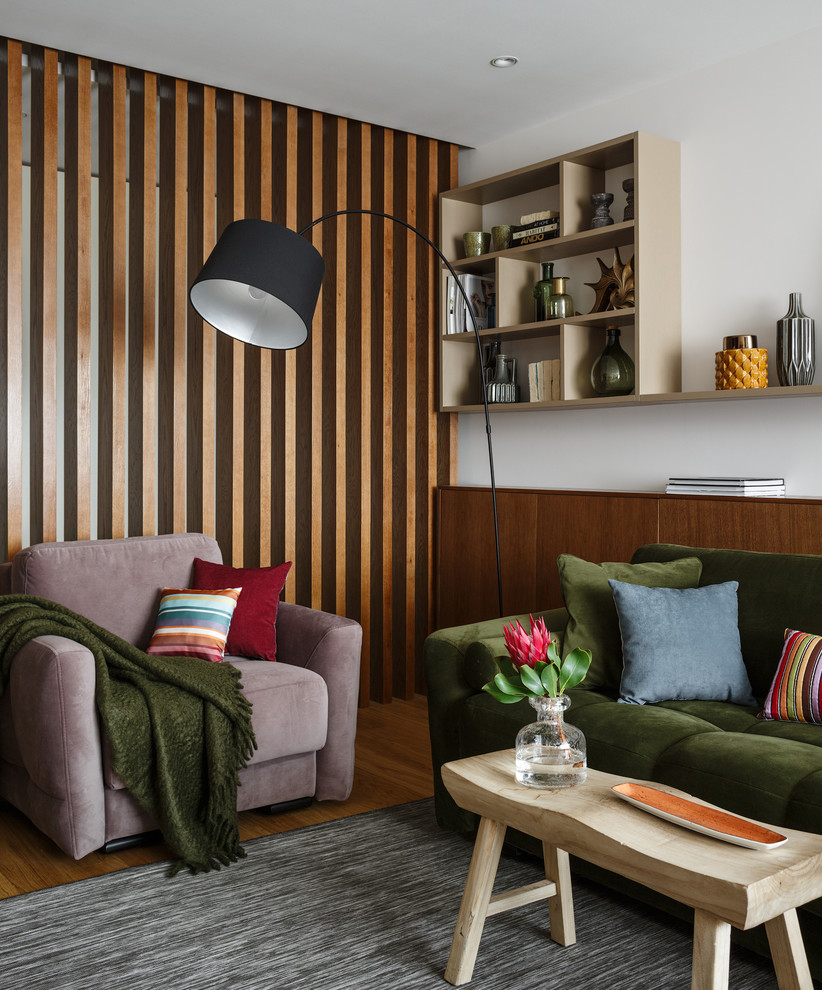 Идея дизайна: гостиная комната среднего размера в современном стиле с бежевыми стенами, пробковым полом, бежевым полом и тюлем на окнах