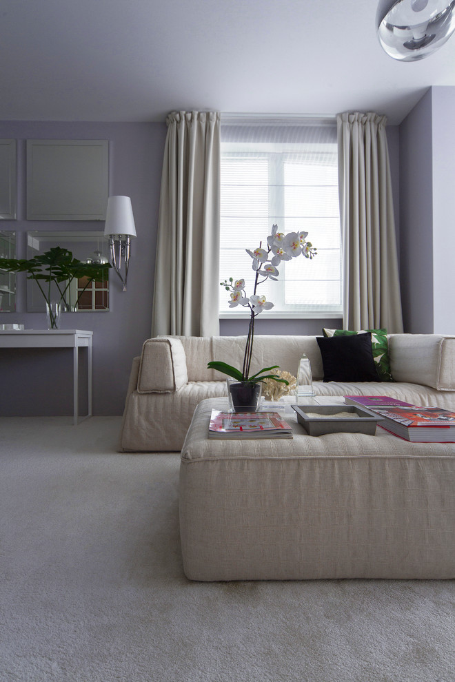 Стильный дизайн: открытая гостиная комната среднего размера в стиле неоклассика (современная классика) с серыми стенами, ковровым покрытием, телевизором на стене и белым полом без камина - последний тренд