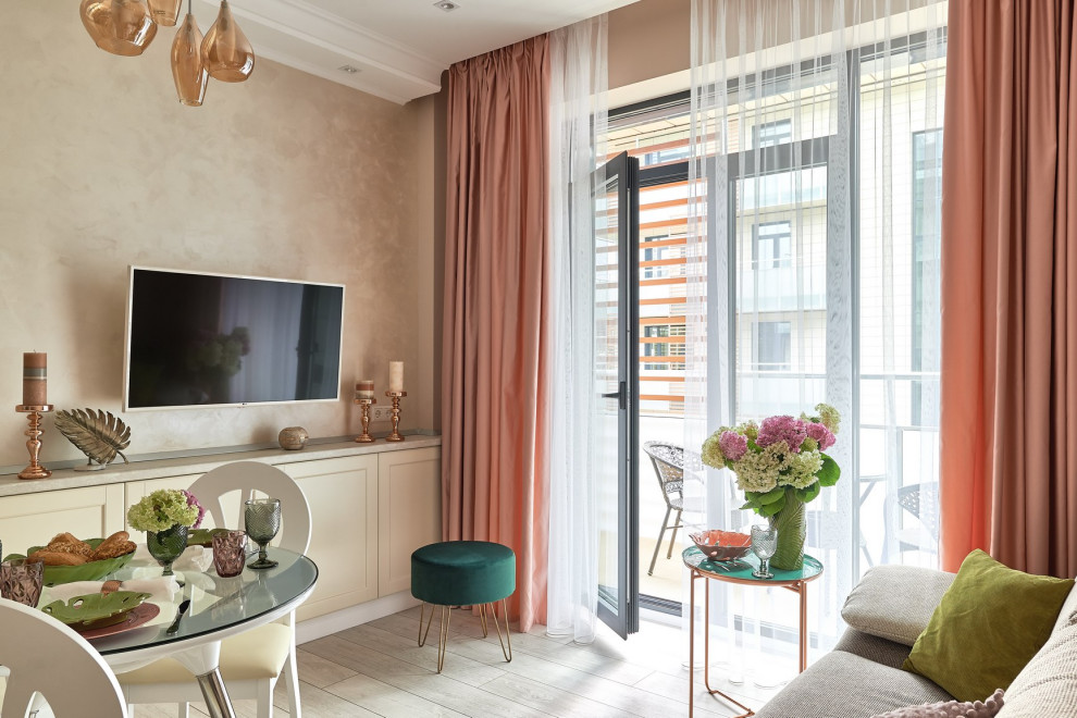 На фото: гостиная комната в современном стиле с бежевыми стенами, телевизором на стене и бежевым полом