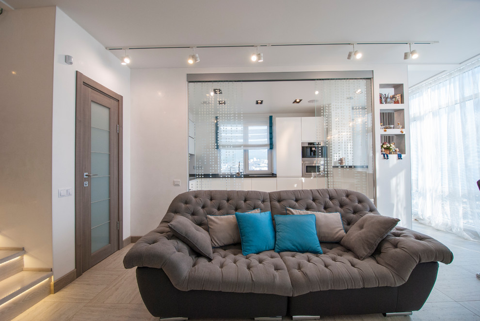 Inspiration för mellanstora moderna loftrum, med vita väggar, klinkergolv i porslin och en väggmonterad TV