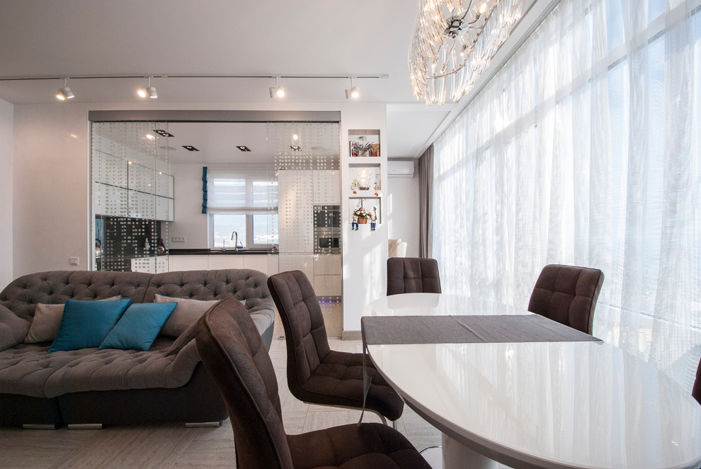Свежая идея для дизайна: двухуровневая гостиная комната среднего размера в современном стиле с белыми стенами, полом из керамогранита и телевизором на стене - отличное фото интерьера