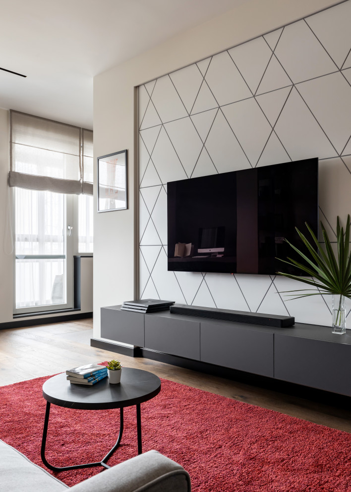 Idéer för ett mellanstort modernt separat vardagsrum, med ett musikrum, grå väggar, mellanmörkt trägolv, en väggmonterad TV och brunt golv