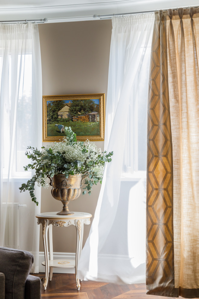 Immagine di un soggiorno tradizionale con pareti beige e parquet scuro