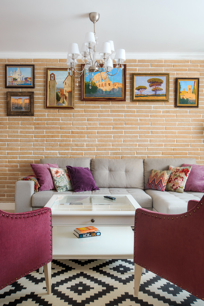 Пример оригинального дизайна: большая изолированная гостиная комната в стиле неоклассика (современная классика) с полом из ламината, отдельно стоящим телевизором, белым полом и красными стенами