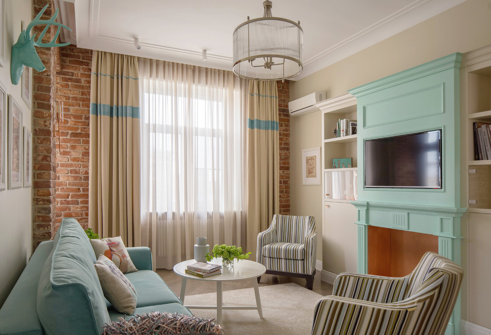 Immagine di un soggiorno chic di medie dimensioni e chiuso con pareti beige, camino classico, TV a parete, pavimento in legno massello medio e pavimento marrone