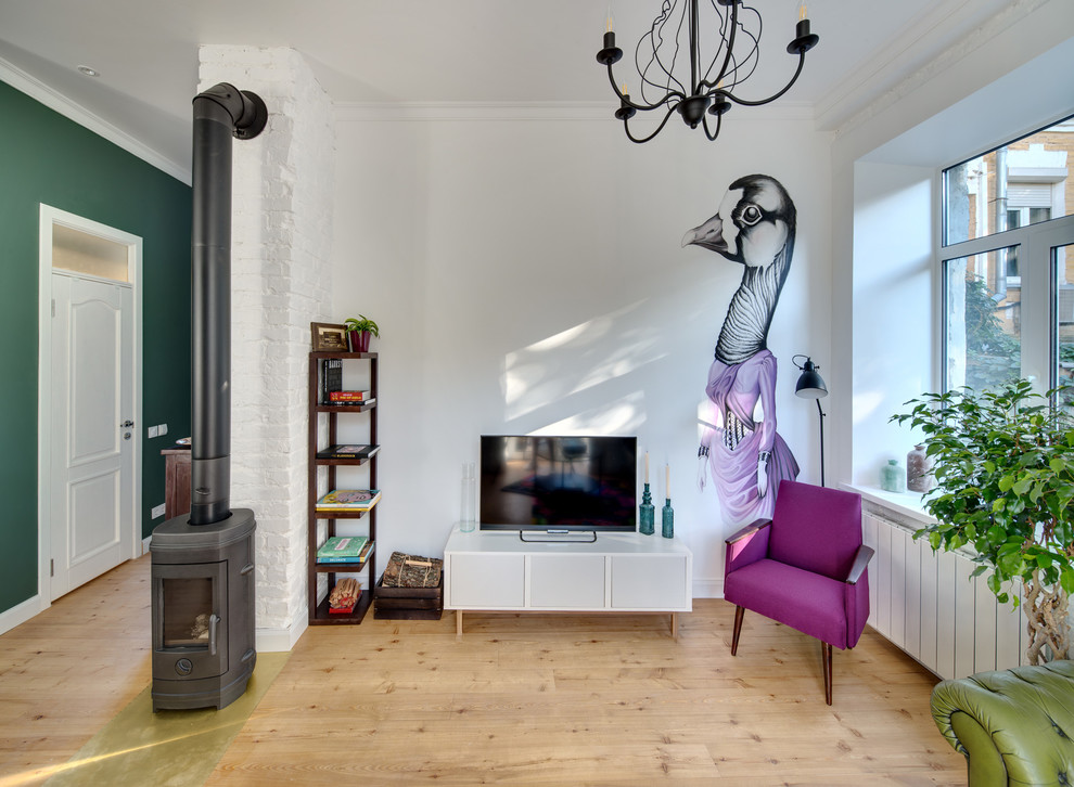 Пример оригинального дизайна: гостиная комната в скандинавском стиле с белыми стенами, паркетным полом среднего тона, печью-буржуйкой и отдельно стоящим телевизором