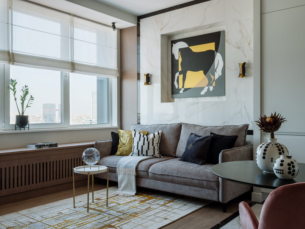 Свежая идея для дизайна: гостиная комната в современном стиле с серыми стенами, паркетным полом среднего тона и коричневым полом - отличное фото интерьера