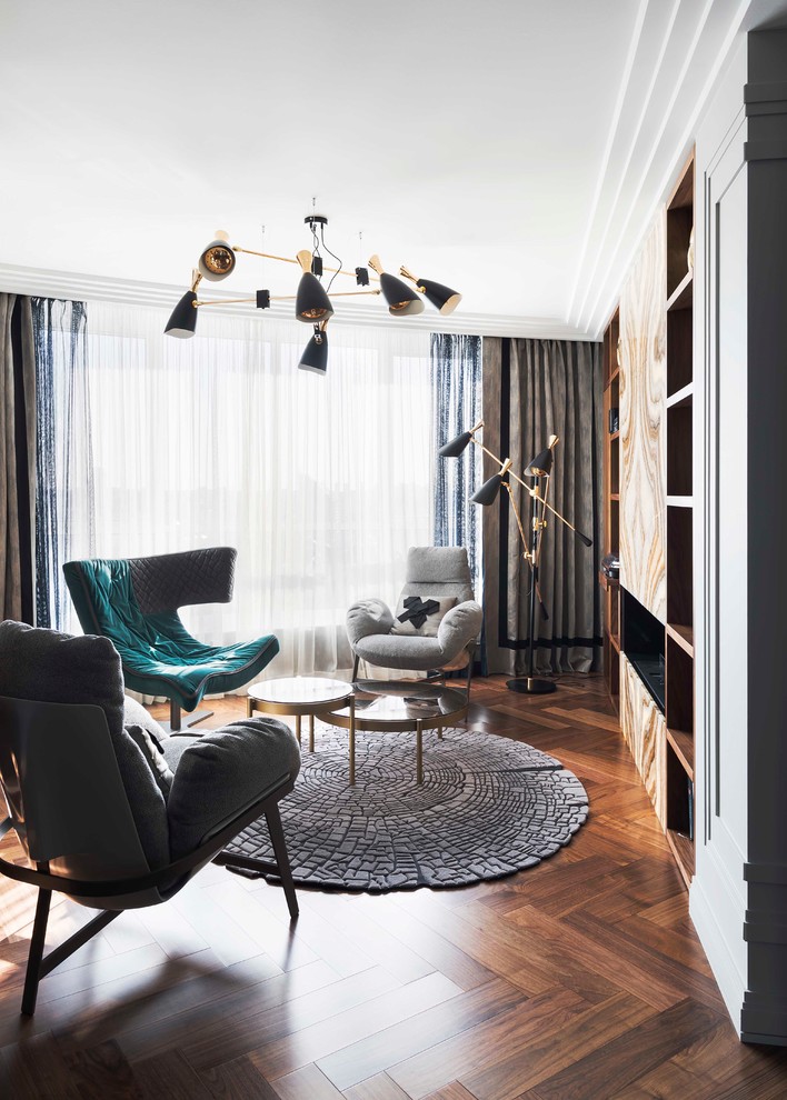 Источник вдохновения для домашнего уюта: гостиная комната в стиле неоклассика (современная классика) с темным паркетным полом, горизонтальным камином, фасадом камина из камня и коричневым полом
