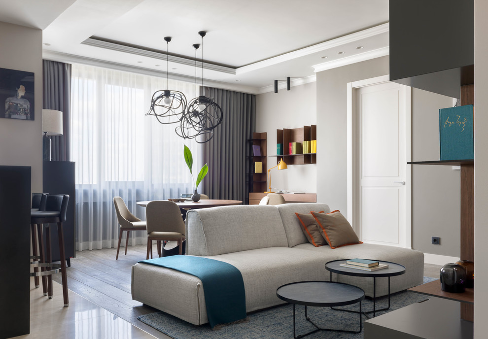 Источник вдохновения для домашнего уюта: большая открытая, парадная гостиная комната в современном стиле с серыми стенами, паркетным полом среднего тона и серым полом