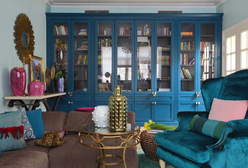 На фото: гостиная комната в стиле неоклассика (современная классика) с синими стенами с