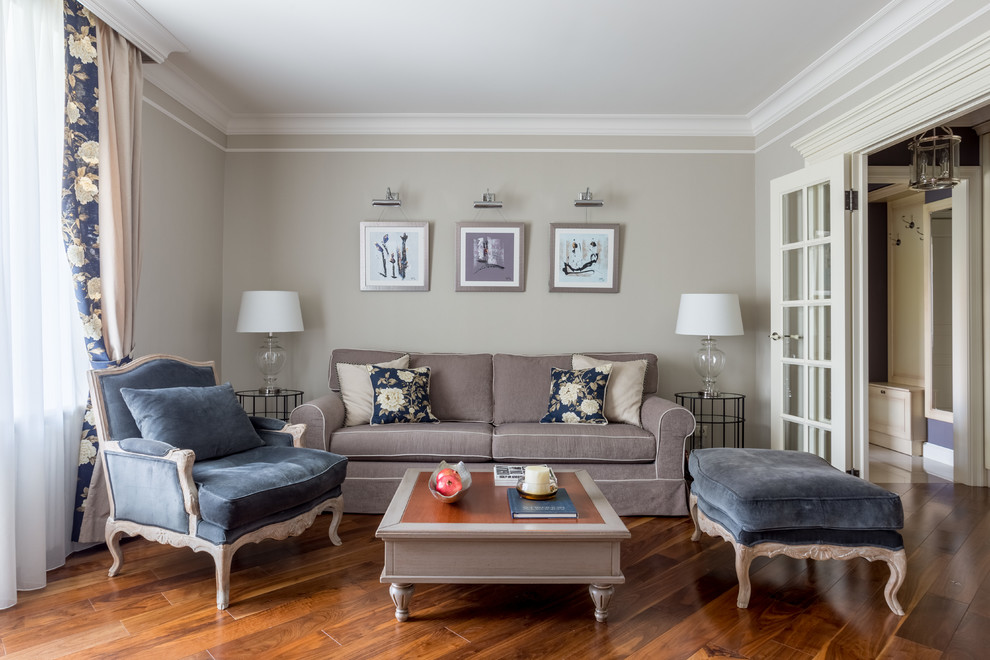 Стильный дизайн: парадная гостиная комната в стиле неоклассика (современная классика) с серыми стенами, паркетным полом среднего тона и коричневым полом - последний тренд