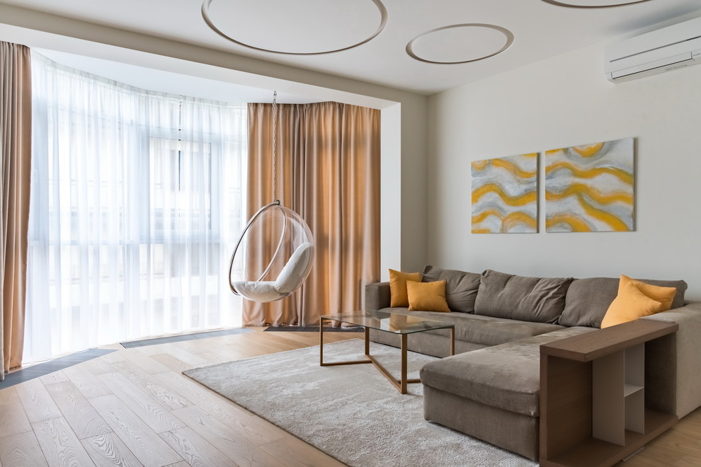 Идея дизайна: гостиная комната:: освещение в современном стиле с серыми стенами, светлым паркетным полом и бежевым полом
