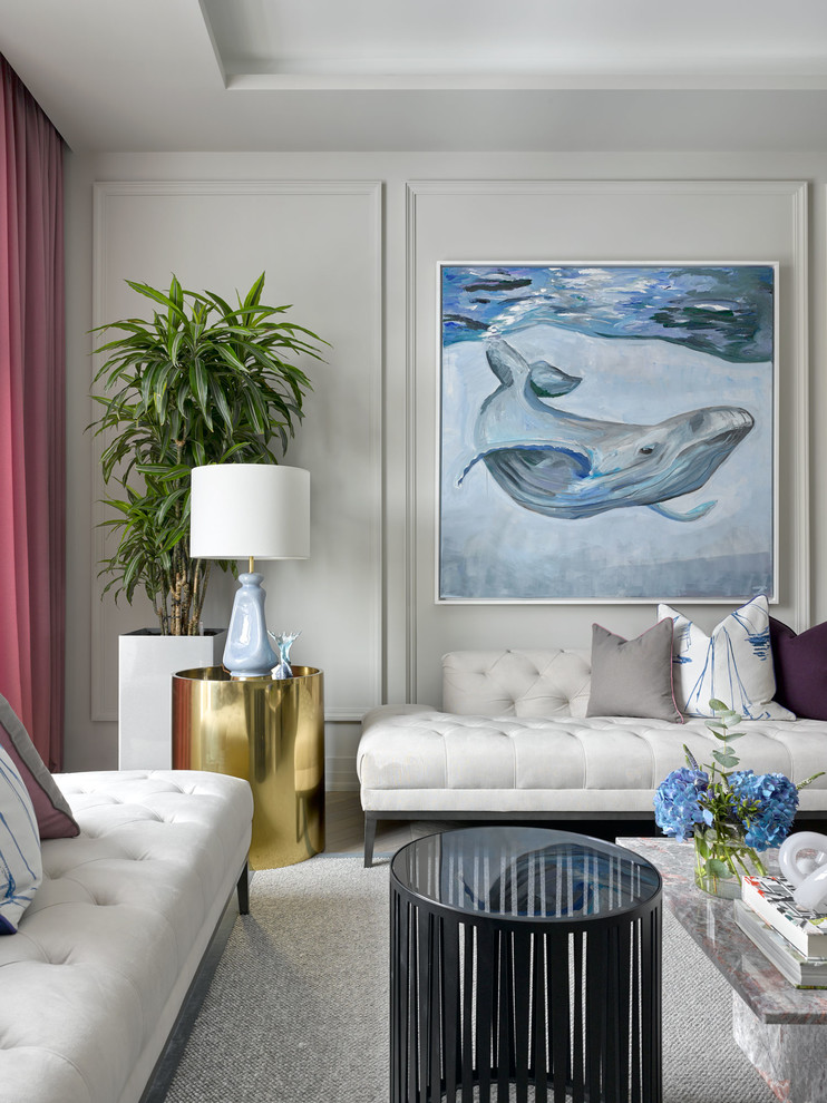 Foto di un soggiorno tradizionale aperto con pareti grigie, parquet chiaro e TV a parete