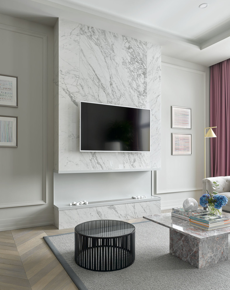 Стильный дизайн: открытая гостиная комната в стиле неоклассика (современная классика) с серыми стенами, светлым паркетным полом, горизонтальным камином, телевизором на стене и бежевым полом - последний тренд
