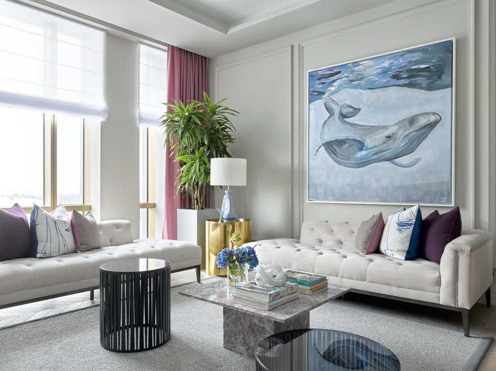 Foto di un soggiorno chic aperto con sala formale, pareti grigie, parquet chiaro e TV a parete