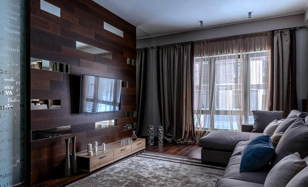 Идея дизайна: парадная, открытая гостиная комната в современном стиле с темным паркетным полом, телевизором на стене и коричневым полом