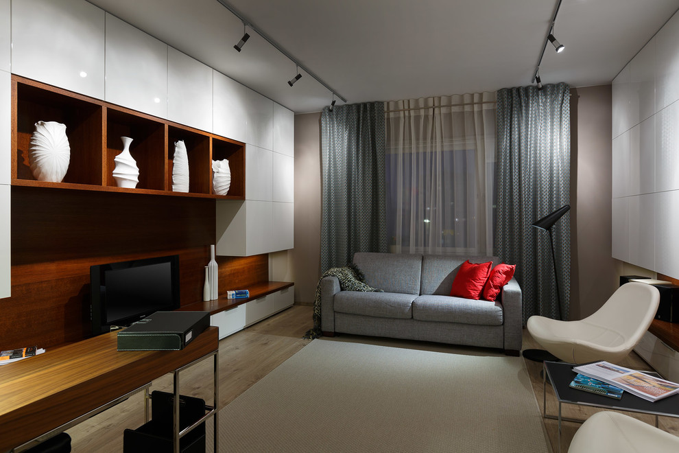 Idéer för att renovera ett funkis separat vardagsrum, med ett finrum, beige väggar, ljust trägolv och en fristående TV