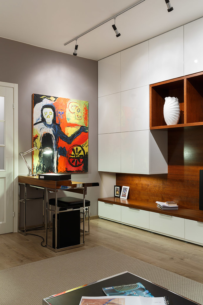 Стильный дизайн: гостиная комната в современном стиле с серыми стенами и светлым паркетным полом - последний тренд