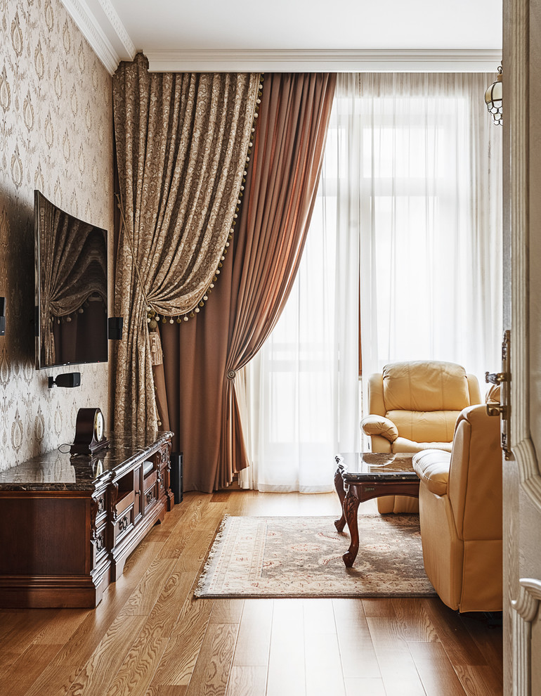 Пример оригинального дизайна: большая гостиная комната в классическом стиле с телевизором на стене
