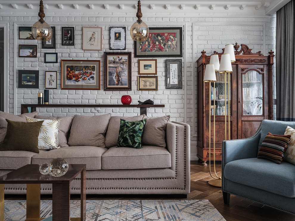 Immagine di un grande soggiorno tradizionale chiuso con sala formale, pareti bianche, pavimento in legno massello medio e pavimento marrone