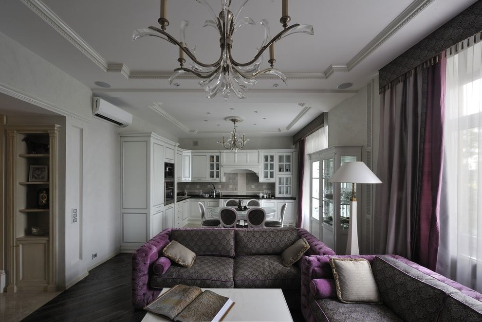 Exemple d'un grand salon chic ouvert avec une salle de réception, un mur gris, parquet foncé et un téléviseur encastré.