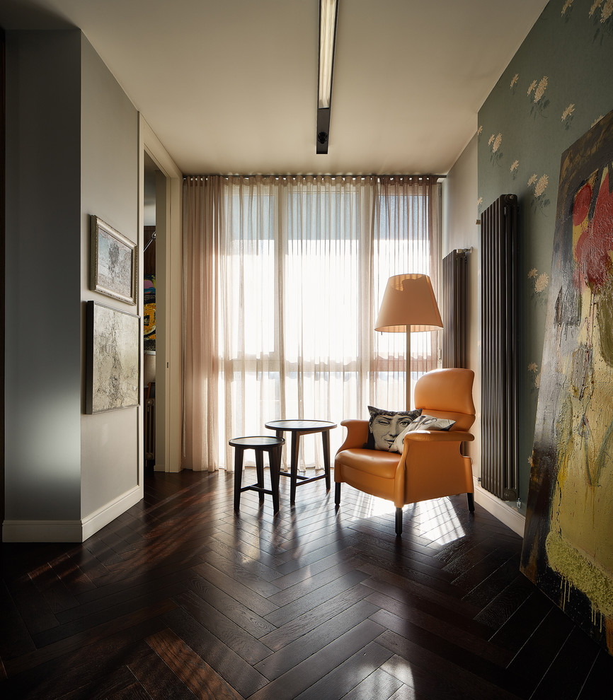 Foto de salón para visitas abierto contemporáneo de tamaño medio con paredes verdes, suelo de madera oscura y televisor independiente