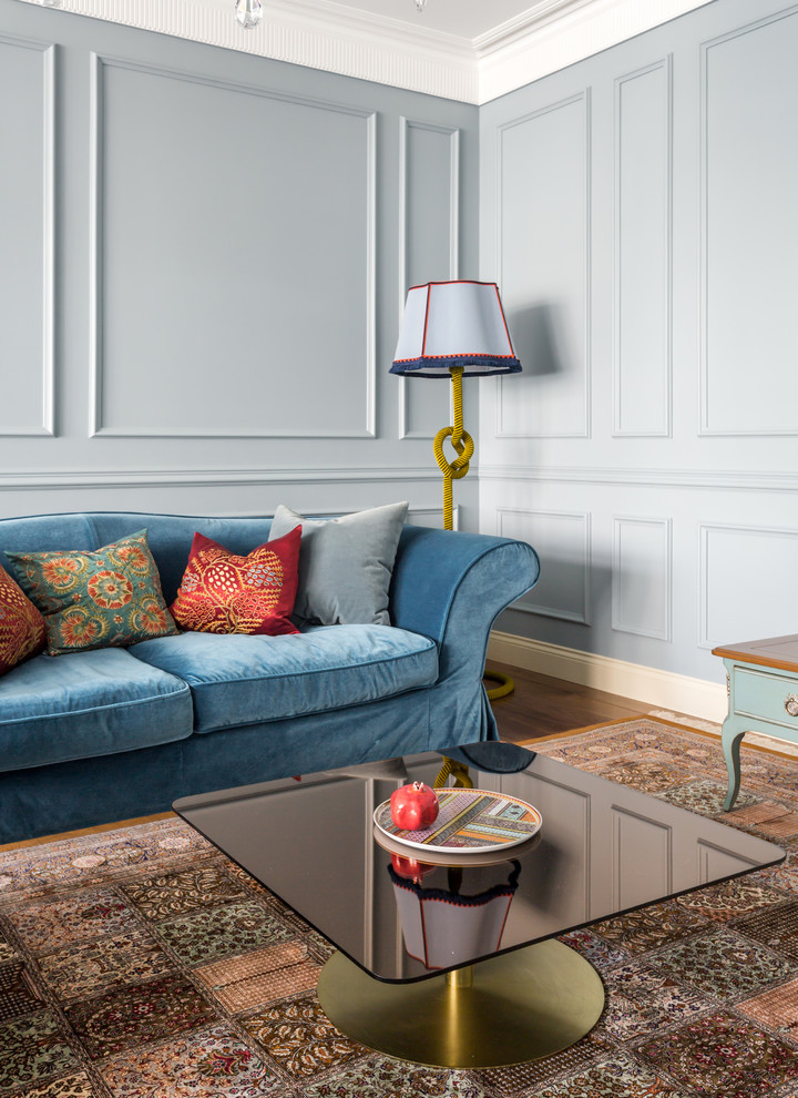 Foto di un soggiorno chic con sala formale, pareti grigie, pavimento in legno massello medio e TV autoportante