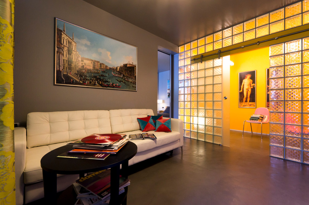 Foto de sala de estar cerrada contemporánea sin chimenea con paredes grises