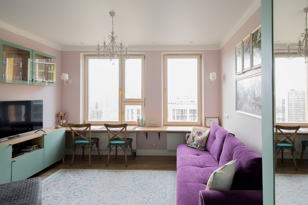 Источник вдохновения для домашнего уюта: объединенная гостиная комната в современном стиле с розовыми стенами, паркетным полом среднего тона и коричневым полом