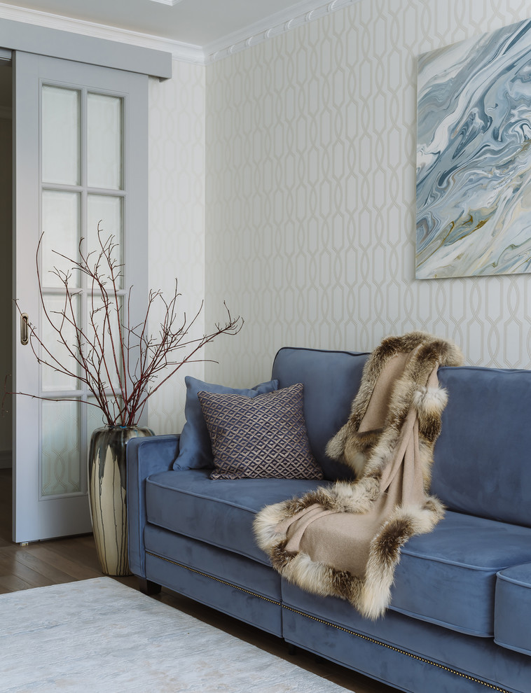 Идея дизайна: изолированная гостиная комната среднего размера в стиле неоклассика (современная классика) с серыми стенами, темным паркетным полом, телевизором на стене и коричневым полом без камина