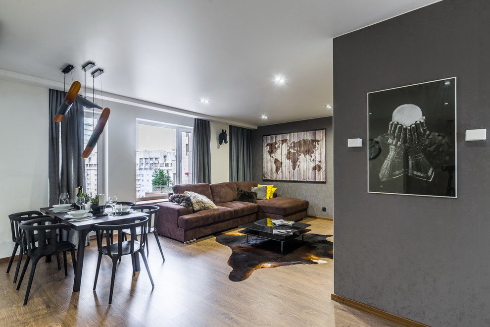 Immagine di un soggiorno minimal aperto con sala formale, pareti grigie e parquet chiaro