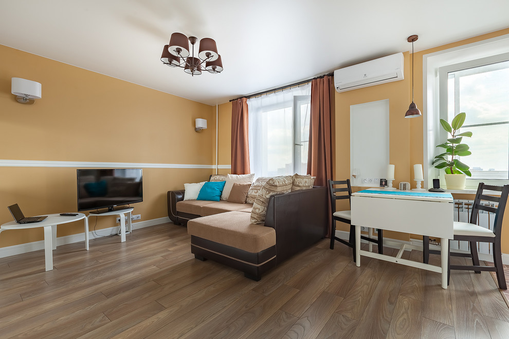 Стильный дизайн: открытая гостиная комната среднего размера в стиле неоклассика (современная классика) с паркетным полом среднего тона и желтыми стенами без камина - последний тренд