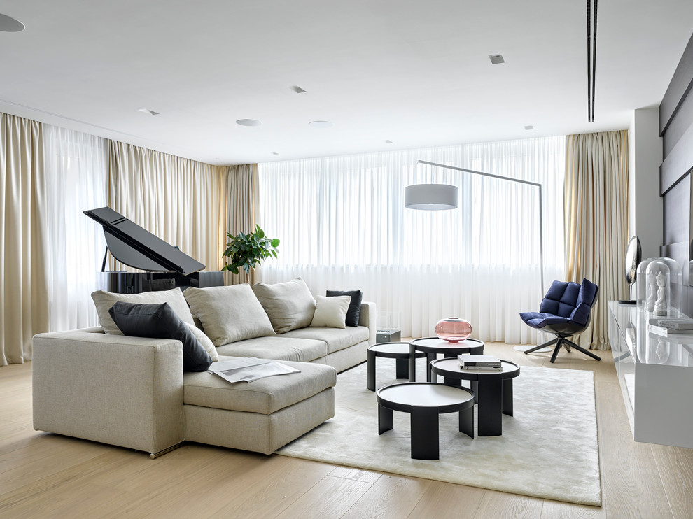 Esempio di un soggiorno design aperto con pavimento in legno massello medio, sala della musica, TV a parete e nessun camino