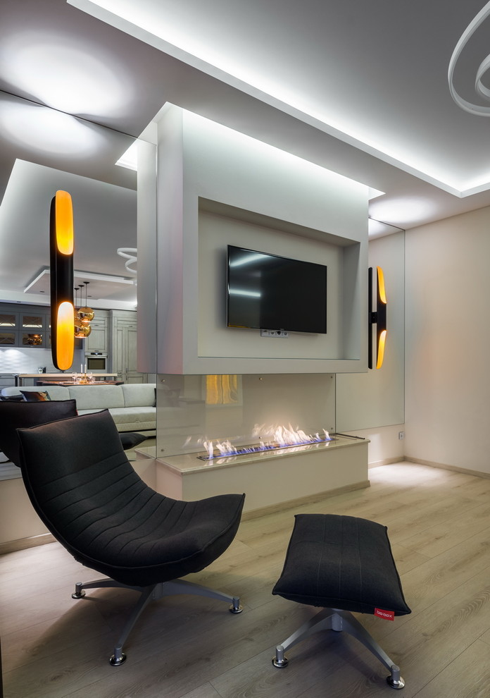 Пример оригинального дизайна: парадная, открытая гостиная комната в современном стиле с белыми стенами, горизонтальным камином и телевизором на стене
