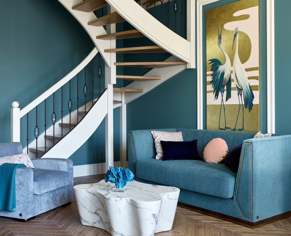 Ispirazione per un soggiorno stile marino con pareti blu, pavimento in legno massello medio e pavimento marrone
