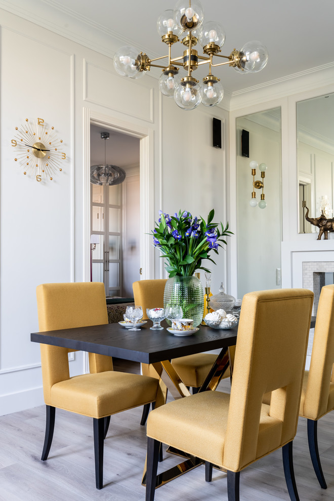 Aménagement d'une grande salle à manger classique avec un mur blanc, sol en stratifié, une cheminée standard, un manteau de cheminée en carrelage et un sol beige.