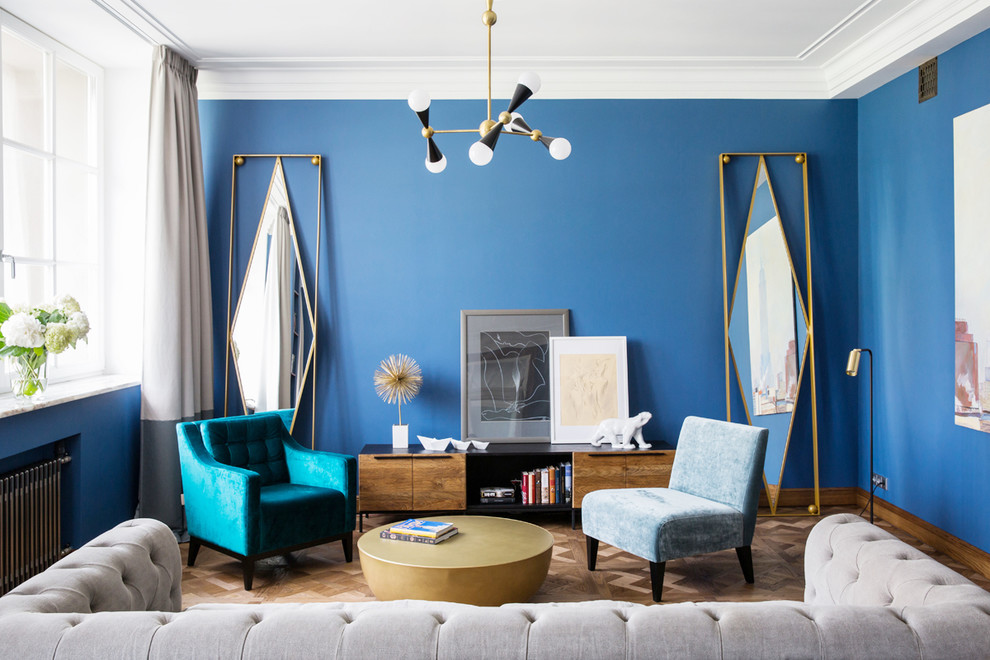 Пример оригинального дизайна: парадная гостиная комната в стиле модернизм с синими стенами и паркетным полом среднего тона